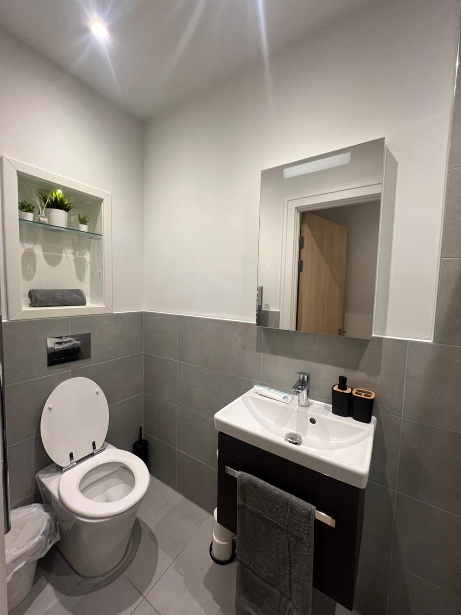 London Luxxe & - London Heathrow Airport, Terminal 1 2 3 4 5 Apartment